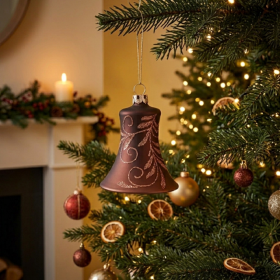 Cappuccino-braune Glasglocke „Flowers on Earth“ mit feinem Dekor verziert den Weihnachtsbaum