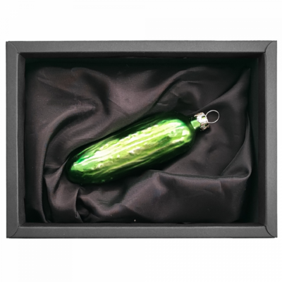 Christbaumschmuck - Gurke aus Glas in einem matten Apfelgrün mit 10cm Durchmesser in schwarzem Naturkarton