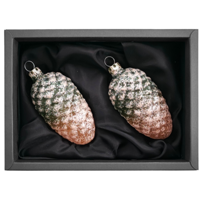 2er Set Christbaumschmuck Glaszapfen mit 6cm Durchmesser in Moosgrün matt und Glitter überzogen in einem schwarzen Naturkarton