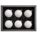 6er Set Christbaumkugeln aus Glas in einem matten Softblau und Rillen Design mit 6cm Durchmesser in einem schwarzen Naturkarton