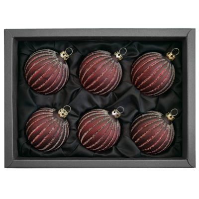 6er Set Christbaumkugeln aus Glas mit 6cm Durchmesser in einem transparenten Rotton und Glitzerrillen in einem schwarzen Naturkarton
