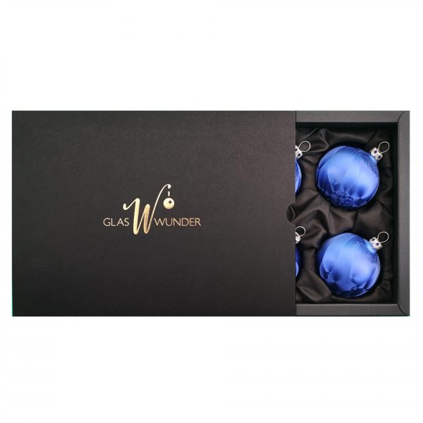 6er Set Christbaumkugeln aus Glas mit 6cm Durchmesser in einem dunklen Blauton und Icing-Design in einer schwarzen Verpackung mit goldenem GlasWunder Logo