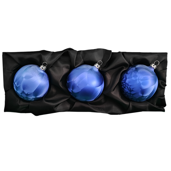 3er Set Christbaumkugeln aus Glas mit 8cm Durchmesser in einem dunklen Blauton und Icing-Design auf einem schwarzen Seidentuch