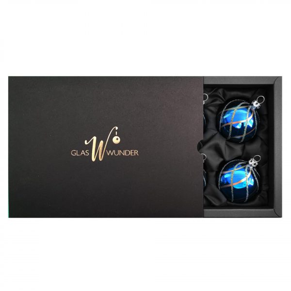 6er Set Christbaumkugeln aus Glas in einem glänzenden Azurblau und glitzernden Rautenmuster mit 6cm Durchmesser in einer schwarzen Verpackung mit goldenem GlasWunder Logo