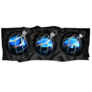 3er Set Christbaumkugeln aus Glas in einem glänzenden Azurblau und glitzernden Rautenmuster mit 8cm Durchmesser auf einem schwarzen Seidentuch