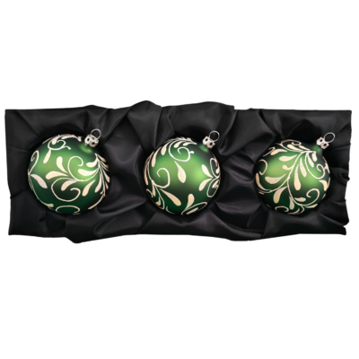3er Set Christbaumkugeln aus Glas mit 8cm Durchmesser in Moosgrün matt und einem Blütenbouquet auf einem schwarzen Seidentuch