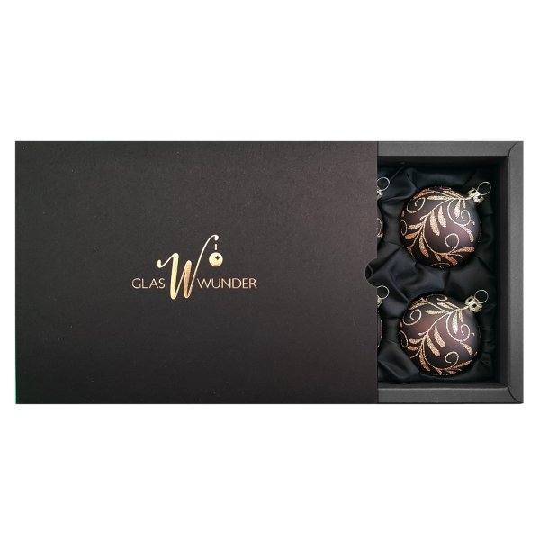 6er Set Christbaumkugeln aus Glas mit 6cm Durchmesser in Caramel Opal und einem Blütenbouquet in einer schwarzen Verpackung mit goldenem GlasWunder Logo