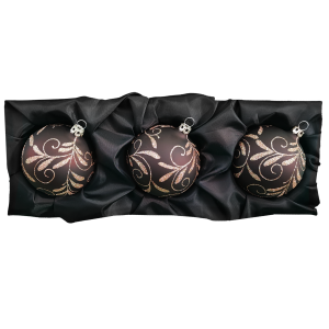 3er Set Christbaumkugeln aus Glas mit 8cm Durchmesser in Caramel Opal und einem Blütenbouquet auf einem schwarzen Seidentuch
