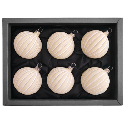 6er Set Christbaumkugeln aus Glas mit 6cm Durchmesser in einem matten Softgrün und Rillen in einem schwarzen Naturkarton