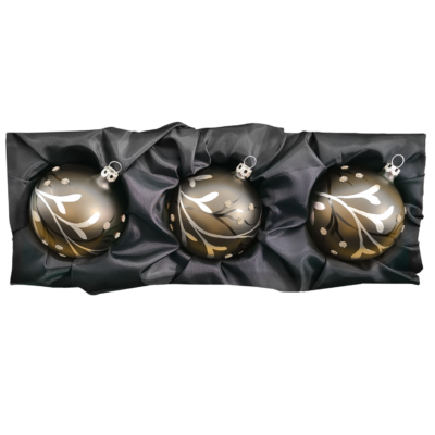 3er Set Christbaumkugeln mit 8cm Durchmesser in einem seidenmatten Khakigrün mit Beerenranken in einem schwarzen Seidentuch