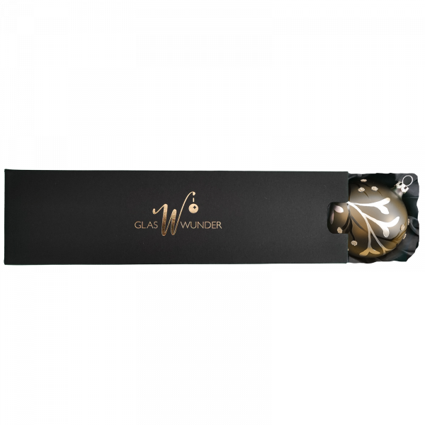 3er Set Christbaumkugeln mit 8cm Durchmesser in einem seidenmatten Khakigrün mit Beerenranken in einer schwarzen Verpackung und goldenem GlasWunder Logo