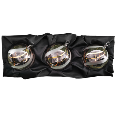 3er Set Christbaumkugeln aus Glas in einem transparenten Look und 24 Karat Gold Linien mit 8cm Durchmesser auf einem schwarzen Seidentuch