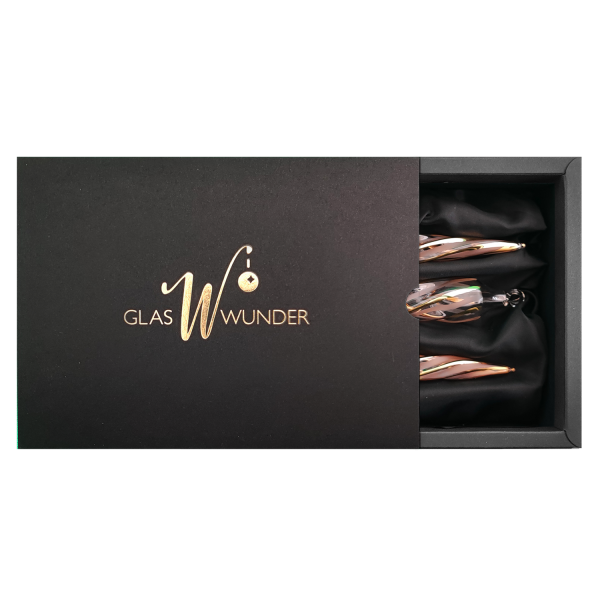 3er Set gedrehte Zapfen aus Glas in einem transparenten Look und 24 Karat Gold Linien mit 11cm Durchmesser in einer schwarzen Verpackung mit goldenem GlasWunder Logo