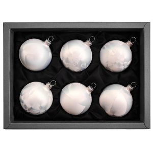 6er Set Christbaumkugeln aus Glas in einem weißen Softeffekt mit 6cm Durchmesser in einem schwarzen Naturkarton