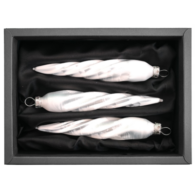 3er Set gedrehte Zapfen aus Glas in weiß Eis mit 11cm Durchmesser in einem schwarzen Naturkarton