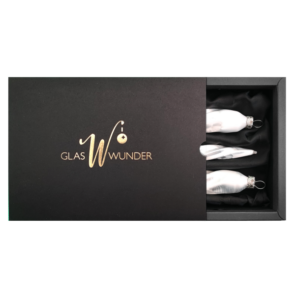 3er Set gedrehte Zapfen aus Glas in weiß Eis mit 11cm Durchmesser in einer schwarzen Verpackung und goldenem GlasWunder Logo