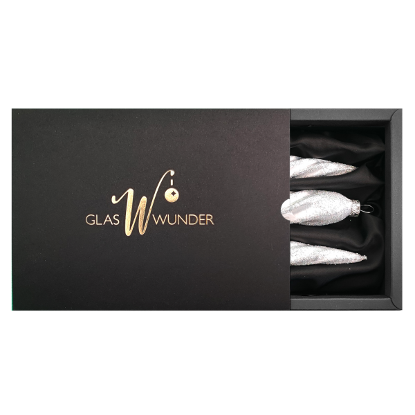 3er Set gedrehte Zapfen aus Glas in weiß Eis geglittert mit 11cm Durchmesser in einer schwarzen Verpackung und goldenem GlasWunder Logo
