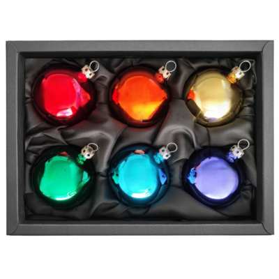 6cm Christbaumkugeln aus Glas in den 6 verschiedenen Regenbogenfarben rot, orange, gelb, grün, blau und lila in einem schwarzen Naturkarton