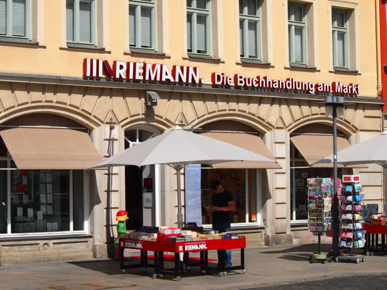 Riemann Buchhandlung Schaufenster und Büchertisch vor historischer Fassade
