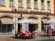 Riemann Buchhandlung Schaufenster und Büchertisch vor historischer Fassade