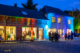 Beleuchtetes Gebäude bei einer Abendveranstaltung in Coburg.