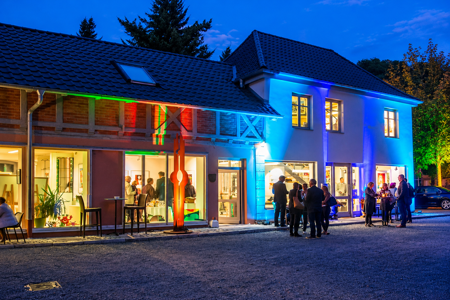 Beleuchtetes Gebäude bei einer Abendveranstaltung in Coburg.
