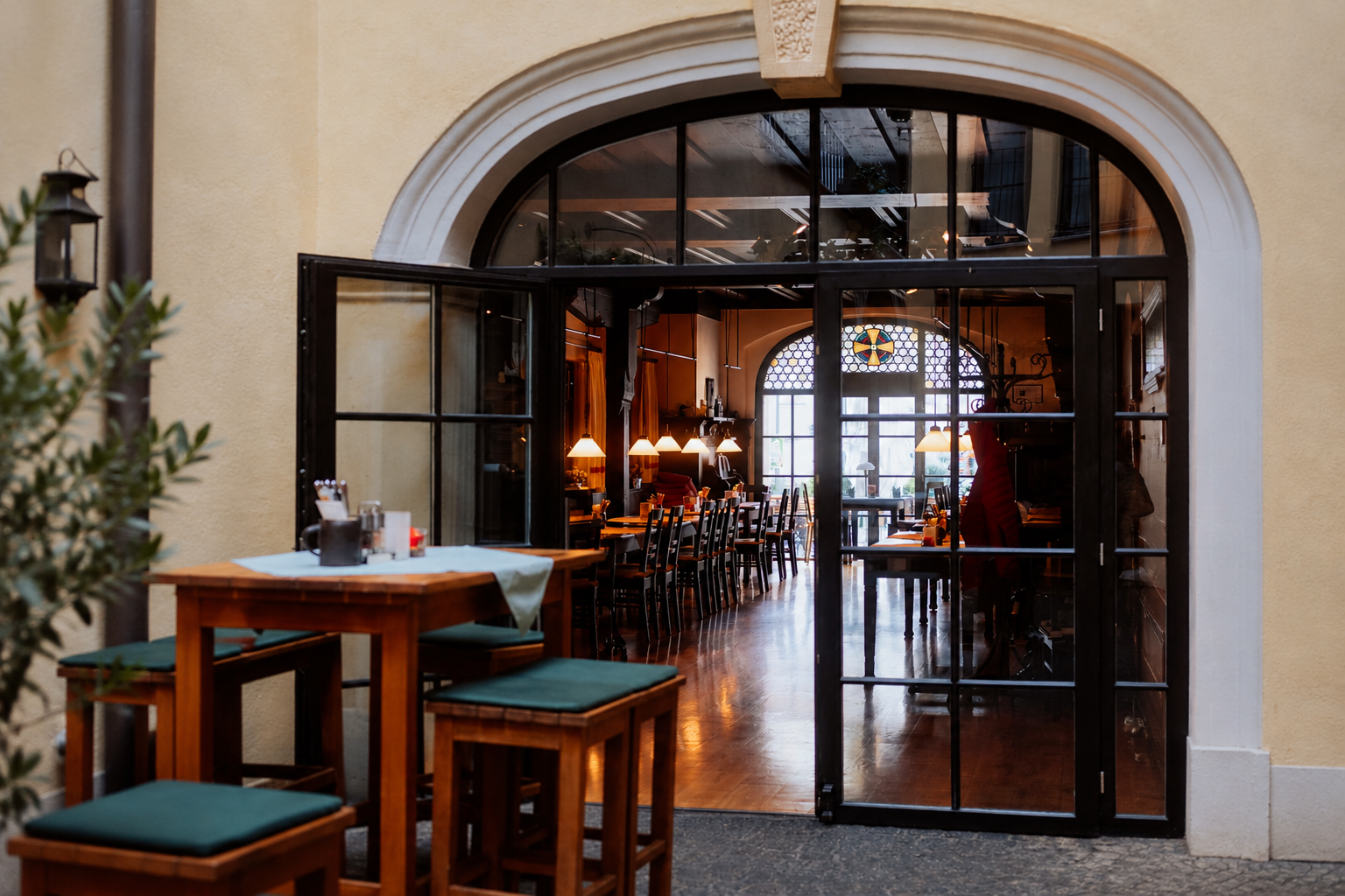 Gemütlicher Eingangsbereich eines Restaurants in Coburg.