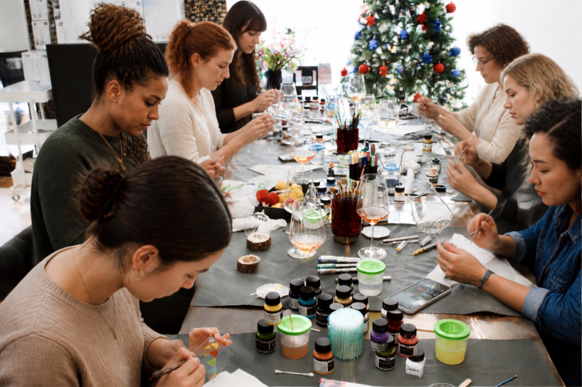 Teilnehmerinnen gestalten gemeinsam individuelle Gläser im kreativen GLAS Wunder Workshop.