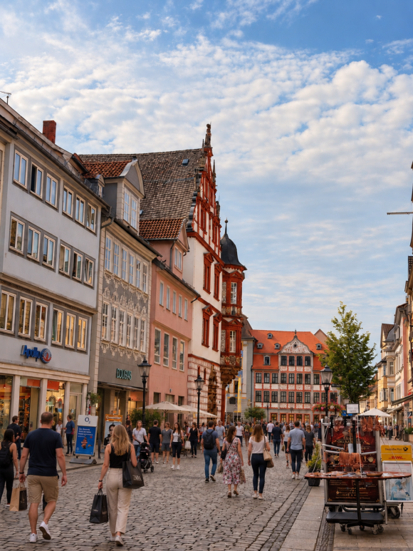 Belebte Einkaufsstraße in der historischen Coburger Altstadt.
