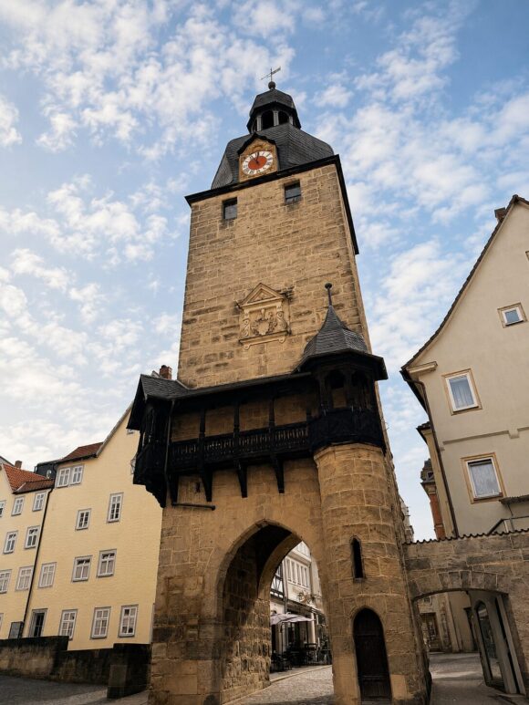 : Das alte Spitaltor in Coburg als charmantes historisches Bauwerk bei Tageslicht.