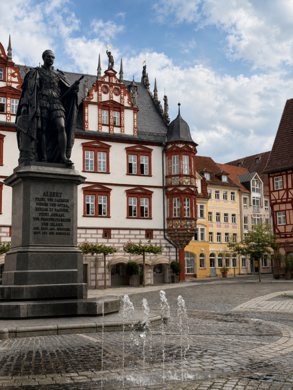 Albert-Denkmal vor dem historischen Passage in Coburg