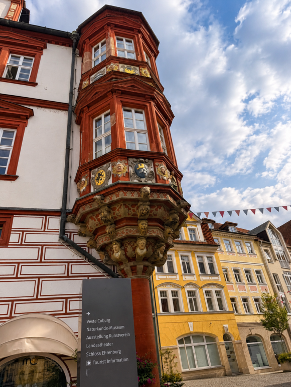 Der prachtvolle historische Erker am Stadthaus im Herzen von Coburg.