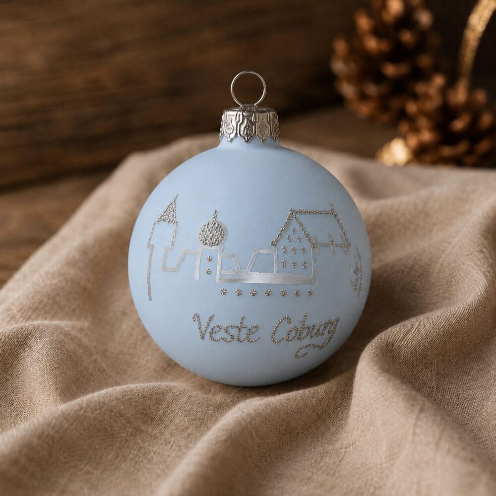GlasWunder Christbaumkugel Veste Coburg pastellblau mit silbernem Motiv
